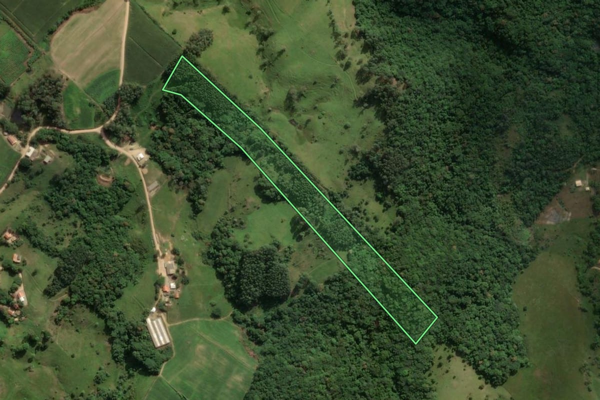 Imagem de satélite do imóvel rural em Treze de Maio (SC), com o contorno declarado no CAR desenhado por cima.