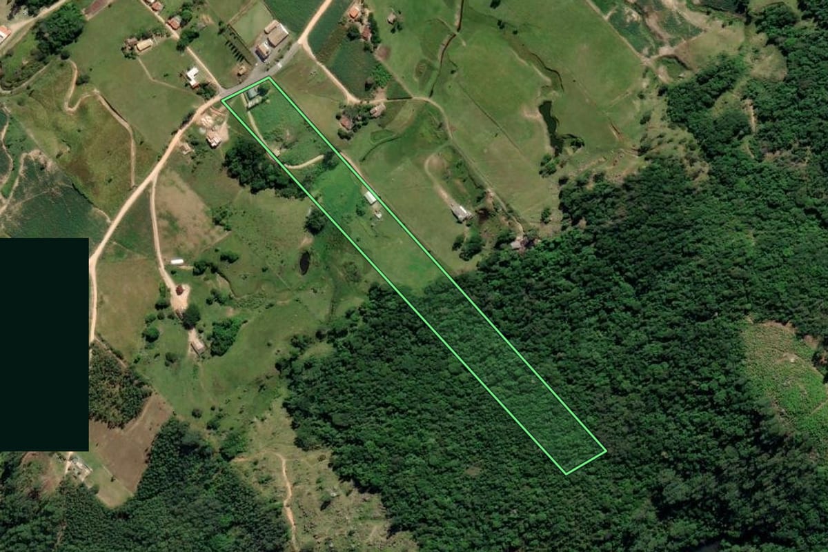 Imagem de satélite do imóvel rural em Treze de Maio (SC), com o contorno declarado no CAR desenhado por cima.