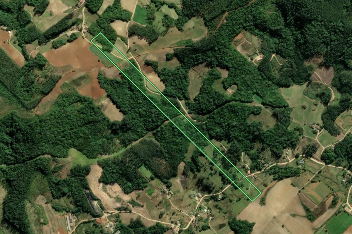 Imagem de satélite do imóvel rural em Treze de Maio (SC), com o contorno declarado no CAR desenhado por cima.