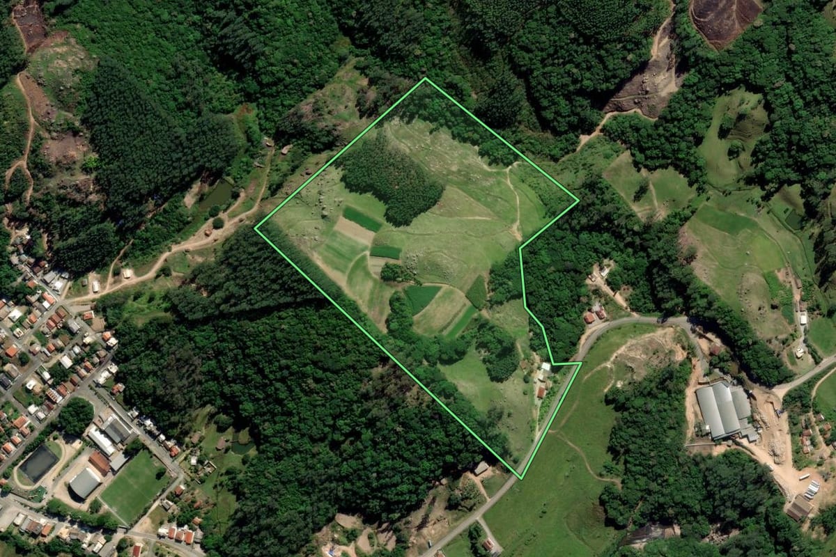 Imagem de satélite do imóvel rural em Treze de Maio (SC), com o contorno declarado no CAR desenhado por cima.