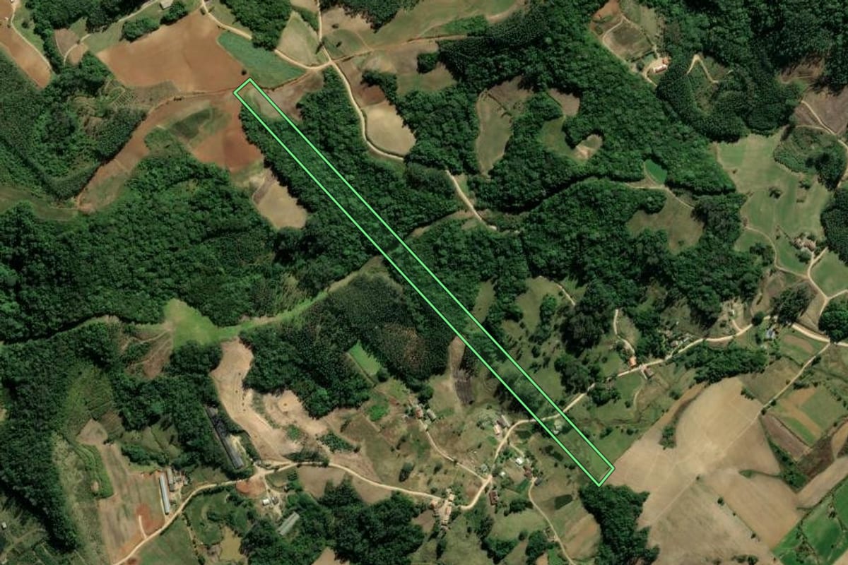 Imagem de satélite do imóvel rural em Treze de Maio (SC), com o contorno declarado no CAR desenhado por cima.