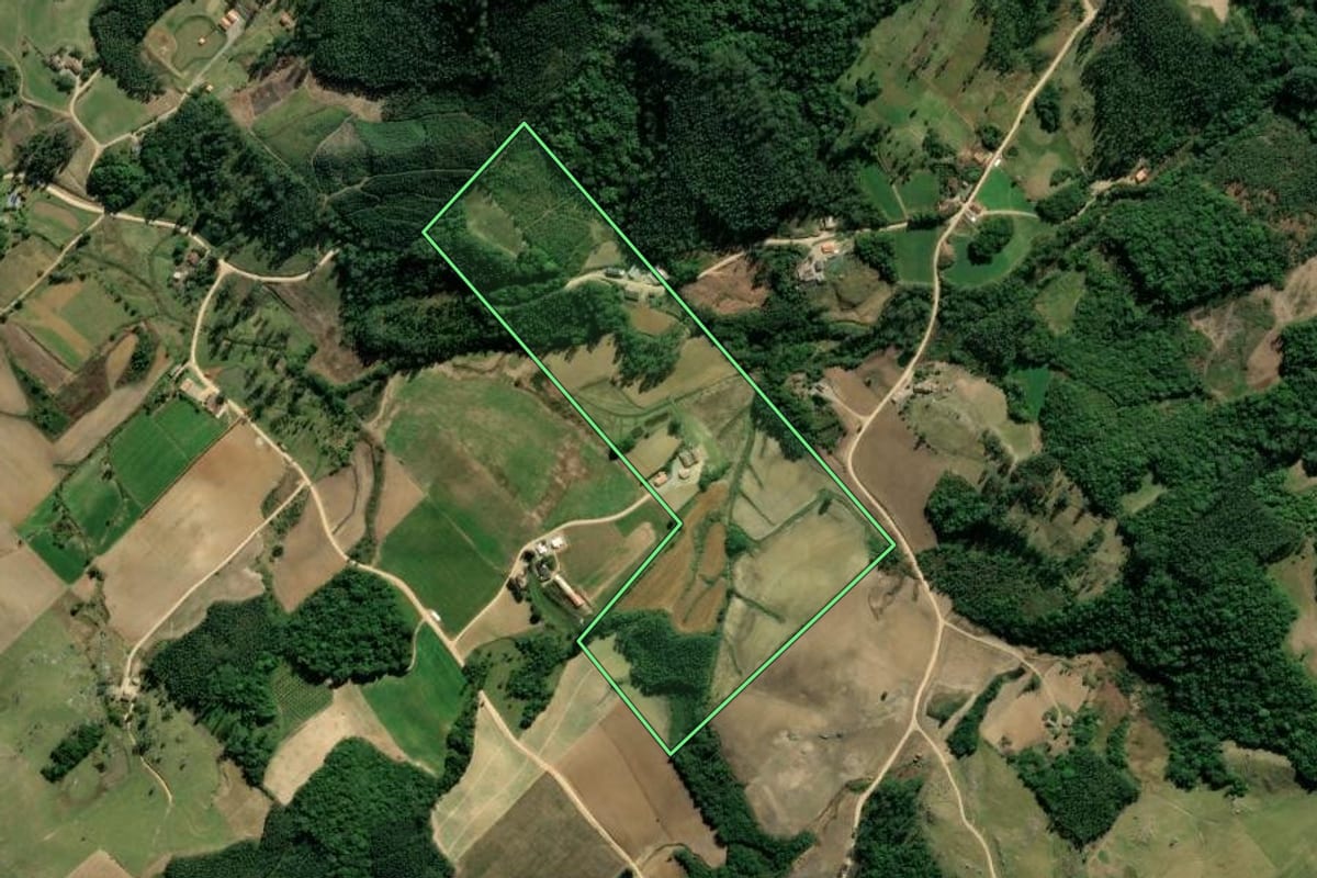 Imagem de satélite do imóvel rural em Treze de Maio (SC), com o contorno declarado no CAR desenhado por cima.