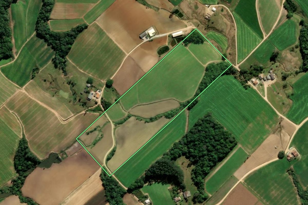 Imagem de satélite do imóvel rural em Treze de Maio (SC), com o contorno declarado no CAR desenhado por cima.