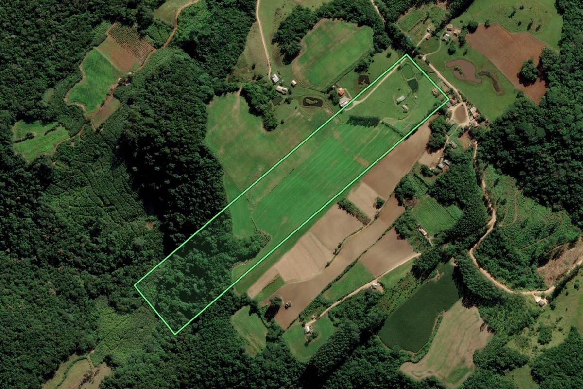Imagem de satélite do imóvel rural em Treze de Maio (SC), com o contorno declarado no CAR desenhado por cima.