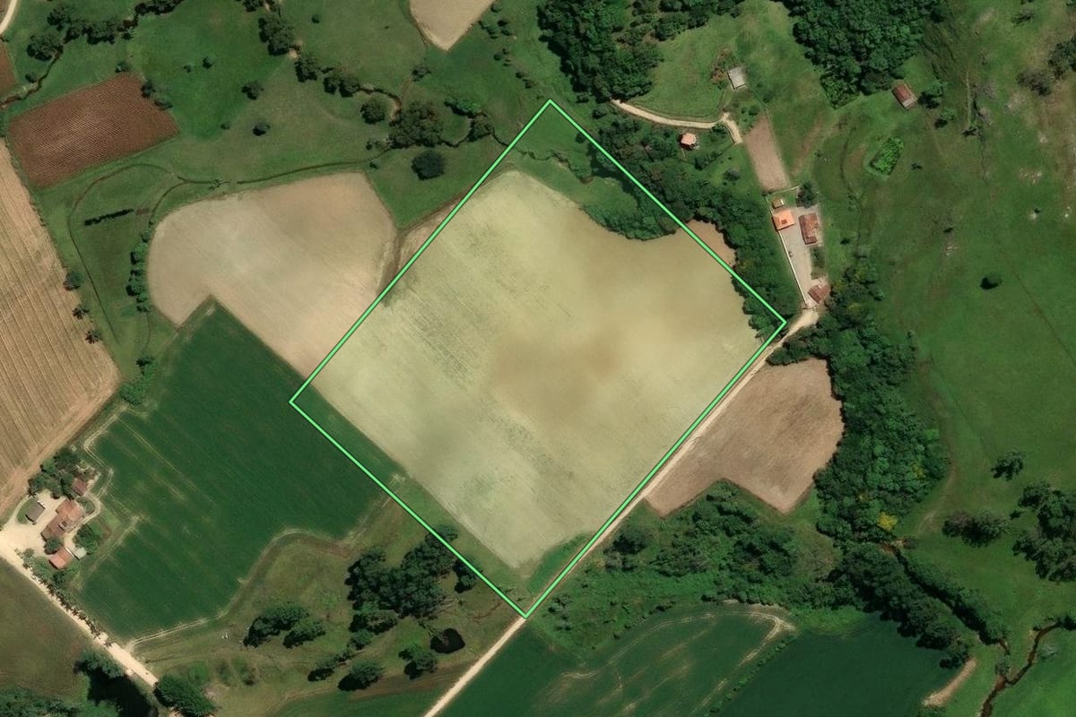 Imagem de satélite do imóvel rural em Treze de Maio (SC), com o contorno declarado no CAR desenhado por cima.