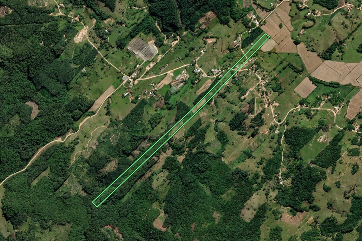 Imagem de satélite do imóvel rural em Treze de Maio (SC), com o contorno declarado no CAR desenhado por cima.