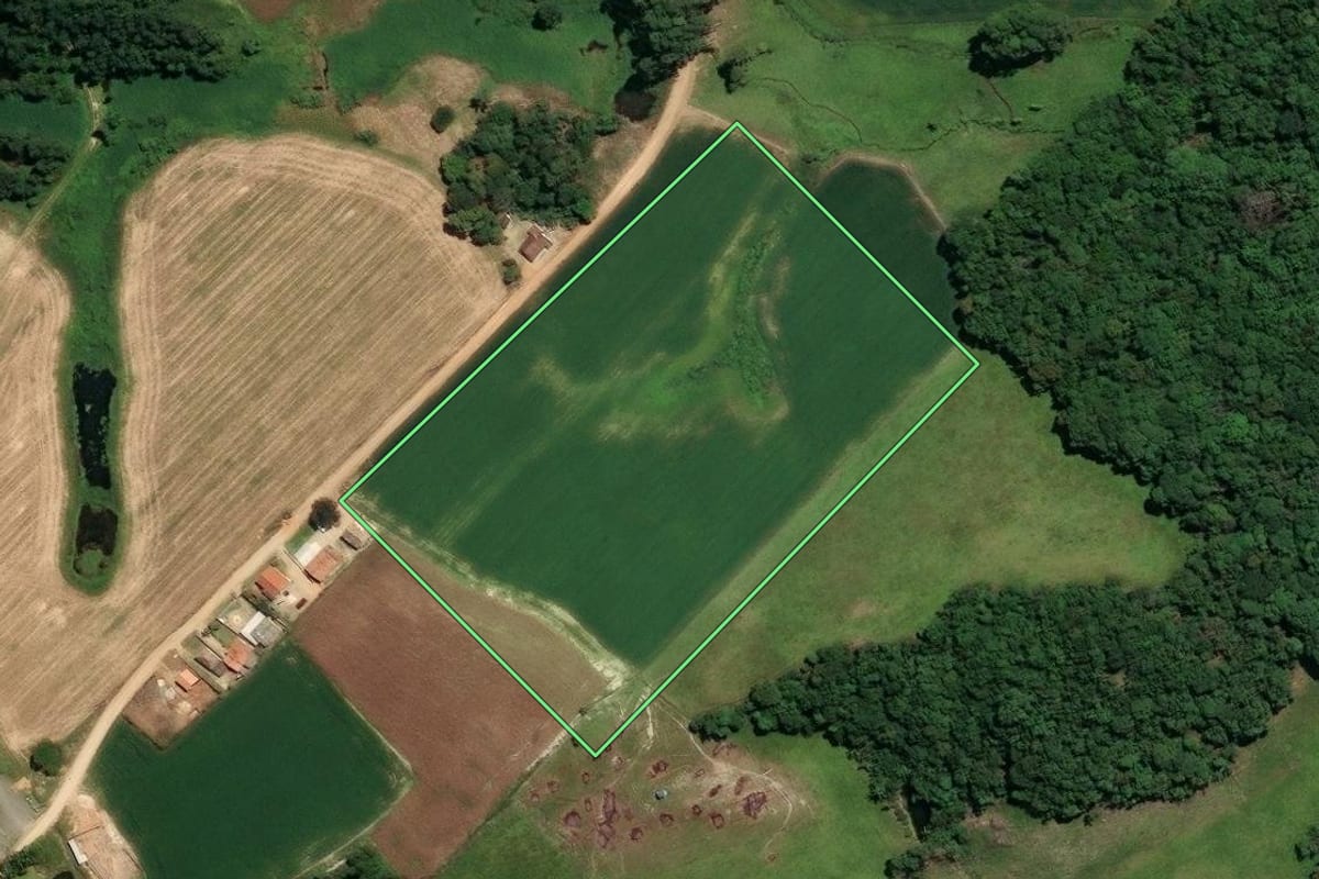Imagem de satélite do imóvel rural em Treze de Maio (SC), com o contorno declarado no CAR desenhado por cima.