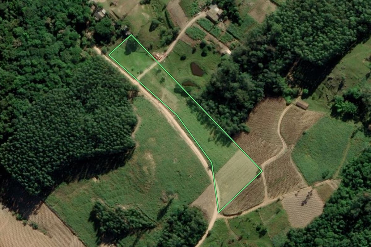 Imagem de satélite do imóvel rural em Treze de Maio (SC), com o contorno declarado no CAR desenhado por cima.