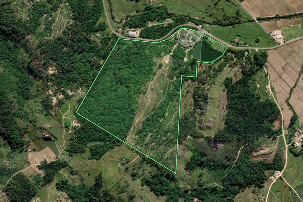 Imagem de satélite do imóvel rural em Treze de Maio (SC), com o contorno declarado no CAR desenhado por cima.