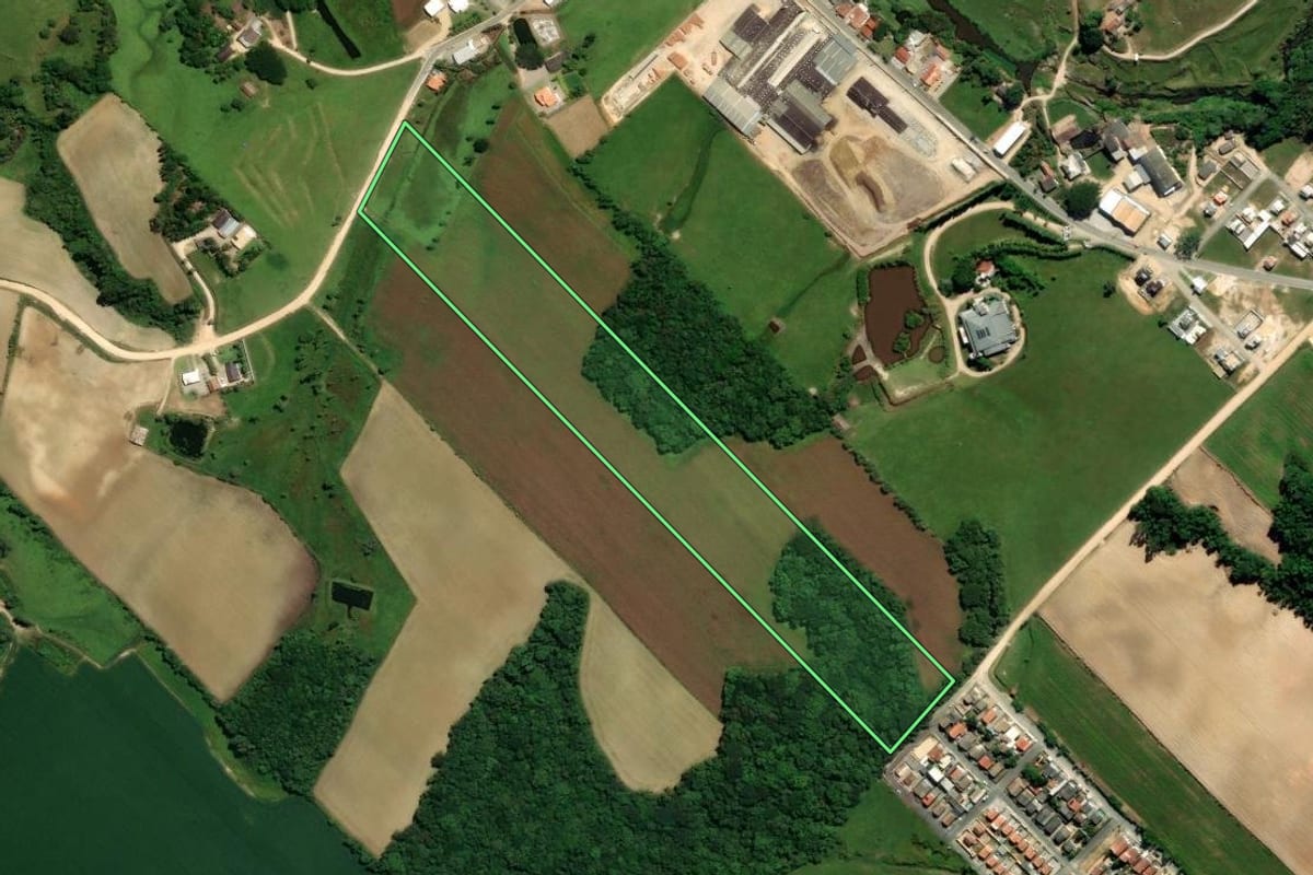 Imagem de satélite do imóvel rural em Treze de Maio (SC), com o contorno declarado no CAR desenhado por cima.