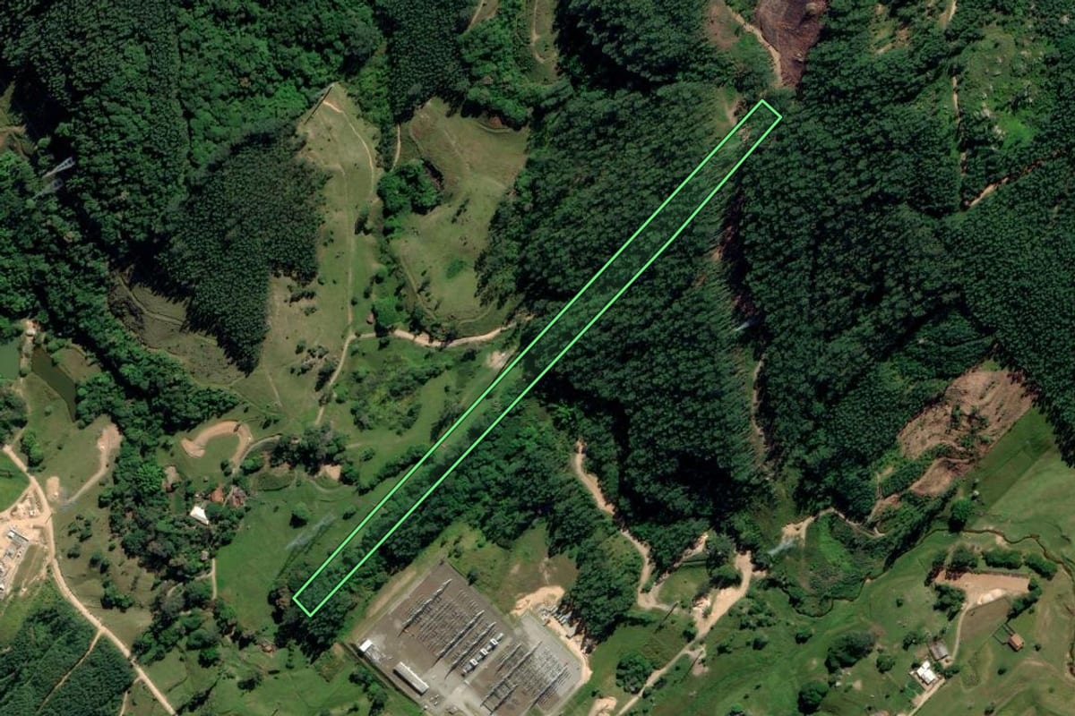 Imagem de satélite do imóvel rural em Treze de Maio (SC), com o contorno declarado no CAR desenhado por cima.