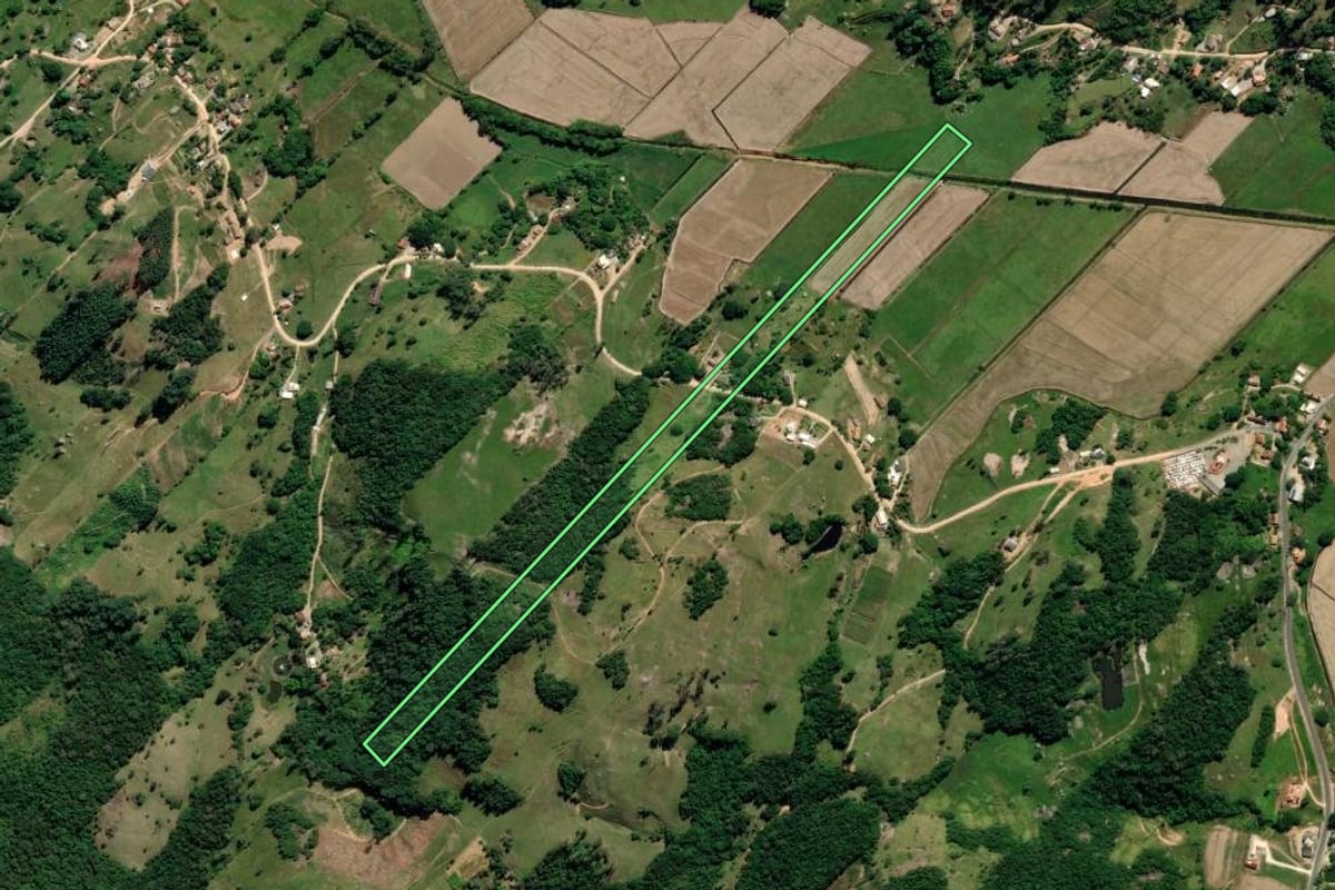 Imagem de satélite do imóvel rural em Treze de Maio (SC), com o contorno declarado no CAR desenhado por cima.