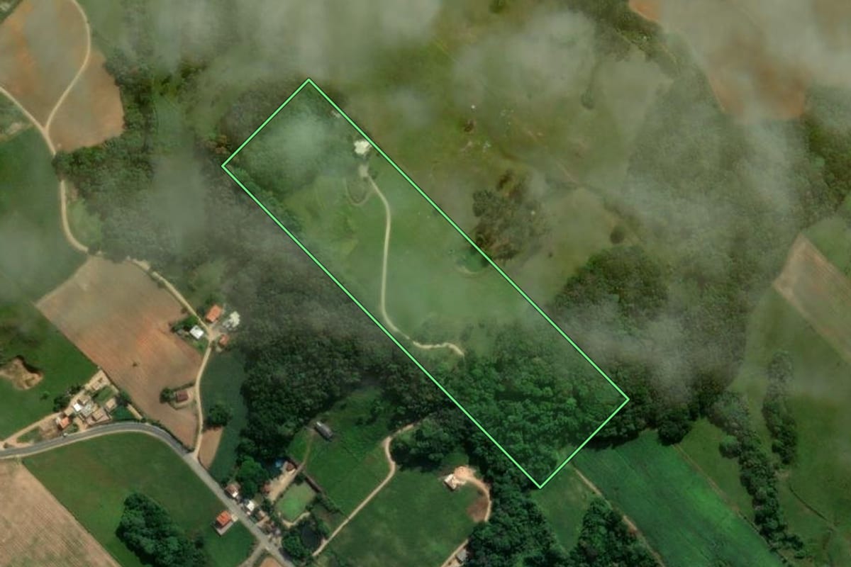 Imagem de satélite do imóvel rural em Treze de Maio (SC), com o contorno declarado no CAR desenhado por cima.