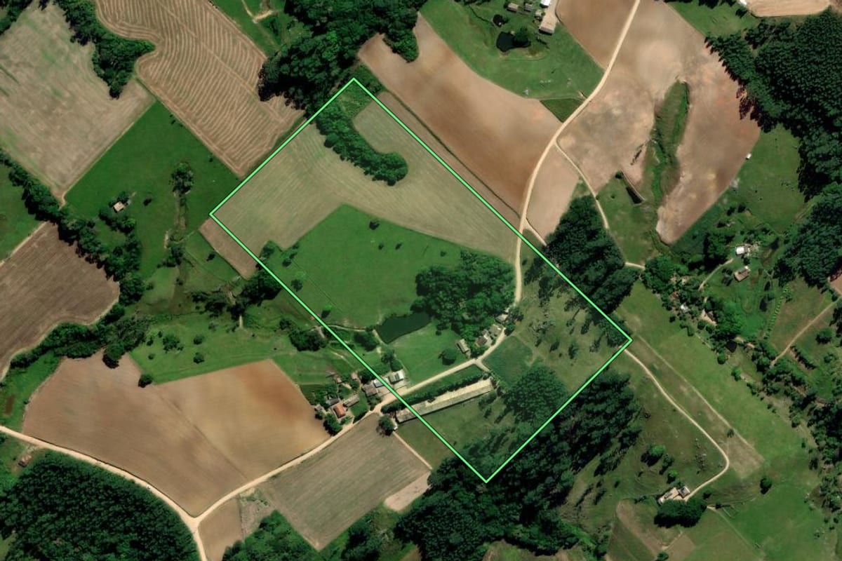 Imagem de satélite do imóvel rural em Treze de Maio (SC), com o contorno declarado no CAR desenhado por cima.