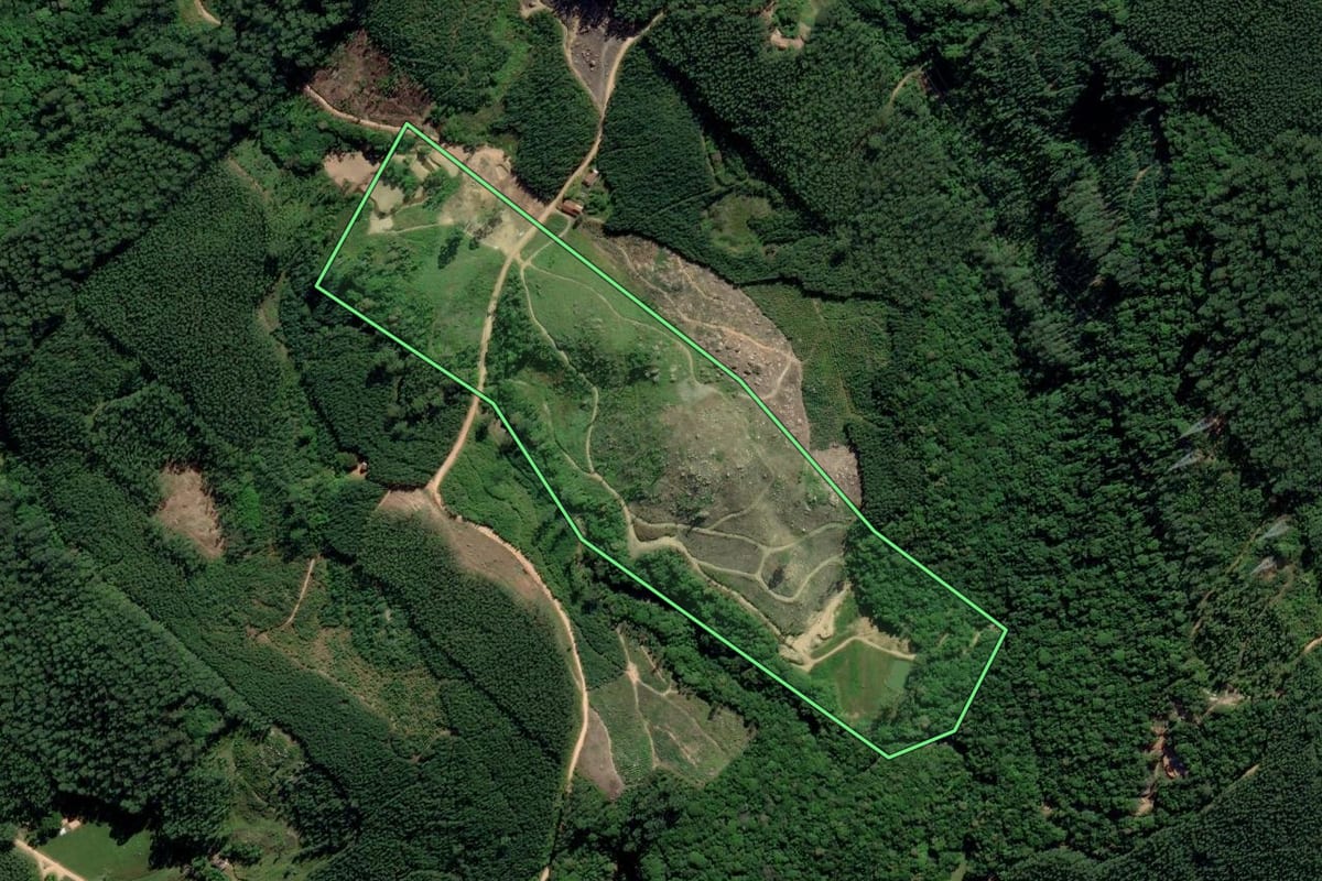 Imagem de satélite do imóvel rural em Treze de Maio (SC), com o contorno declarado no CAR desenhado por cima.
