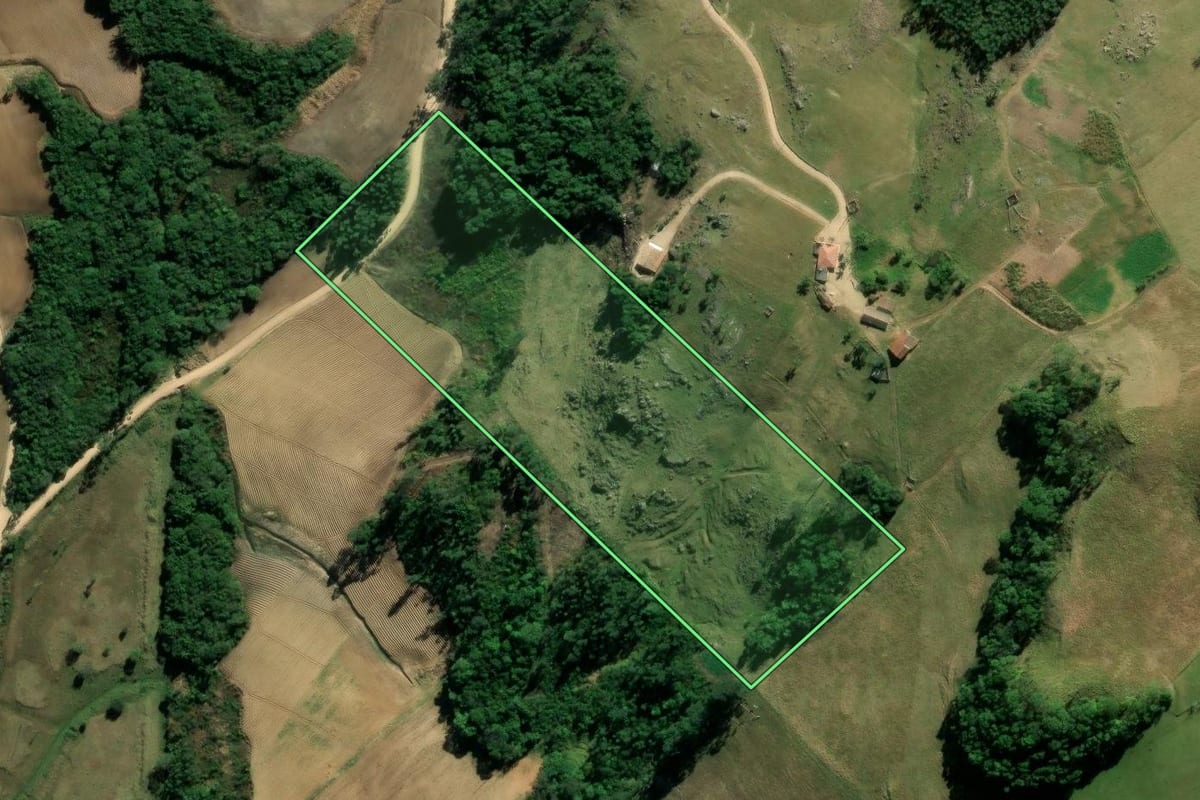 Imagem de satélite do imóvel rural em Treze de Maio (SC), com o contorno declarado no CAR desenhado por cima.