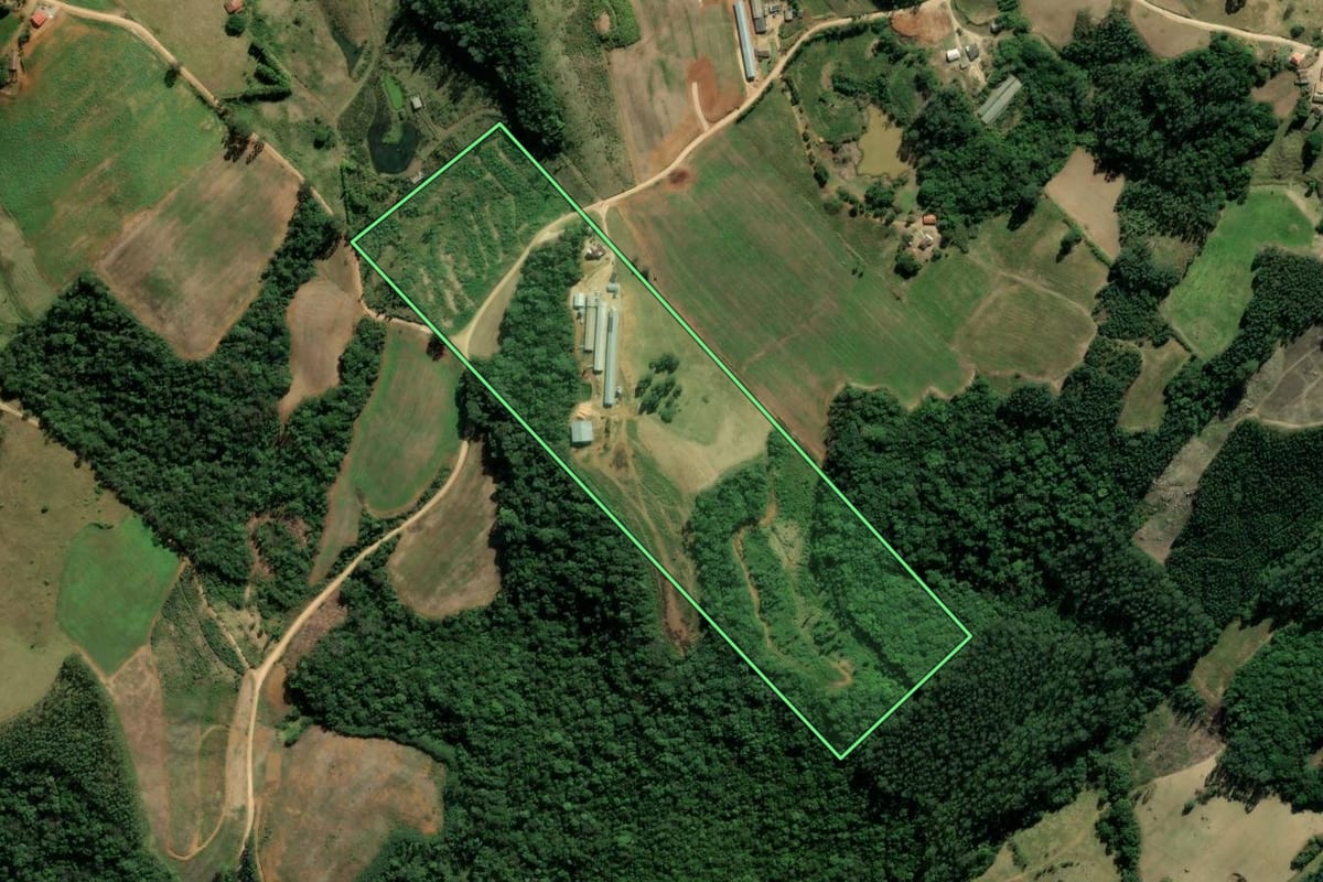 Imagem de satélite do imóvel rural em Treze de Maio (SC), com o contorno declarado no CAR desenhado por cima.