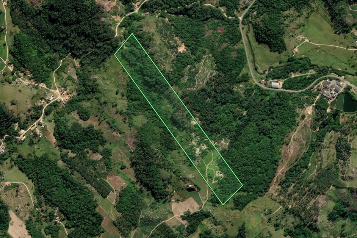 Imagem de satélite do imóvel rural em Treze de Maio (SC), com o contorno declarado no CAR desenhado por cima.