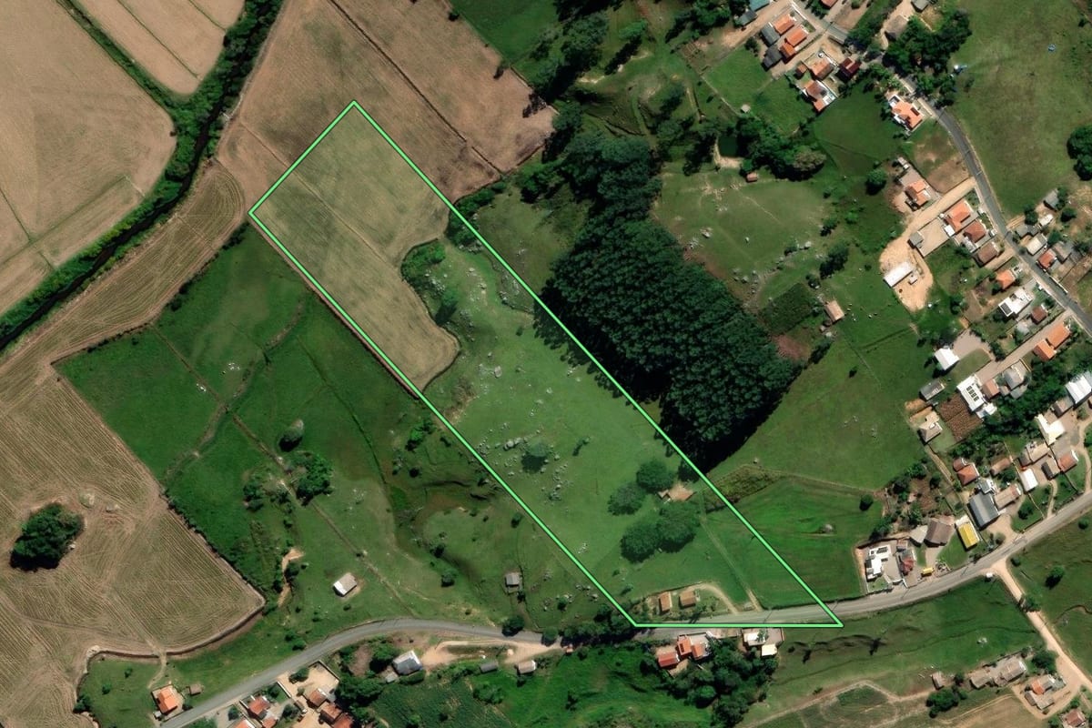 Imagem de satélite do imóvel rural em Treze de Maio (SC), com o contorno declarado no CAR desenhado por cima.