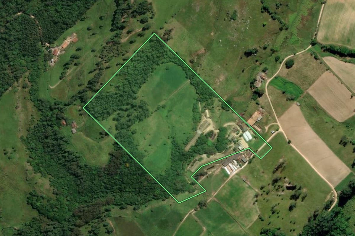 Imagem de satélite do imóvel rural em Treze de Maio (SC), com o contorno declarado no CAR desenhado por cima.
