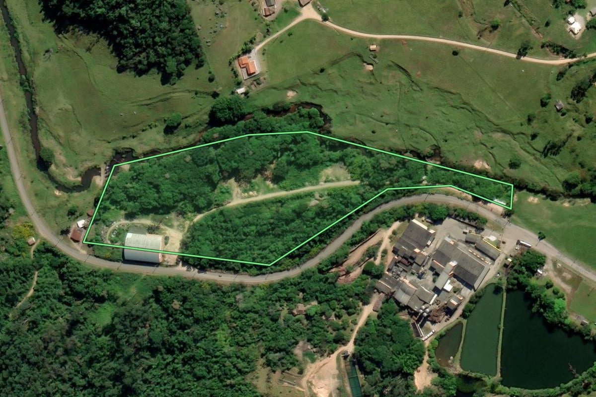 Imagem de satélite do imóvel rural em Treze de Maio (SC), com o contorno declarado no CAR desenhado por cima.