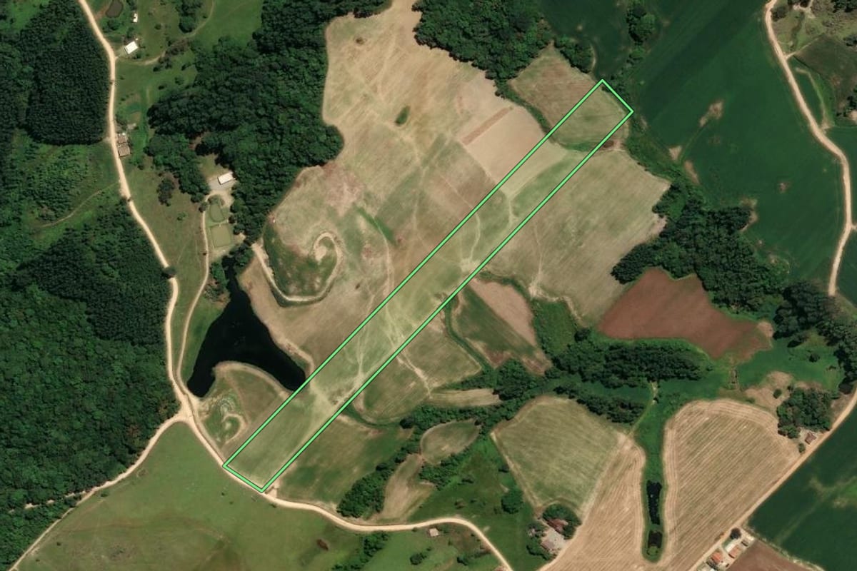 Imagem de satélite do imóvel rural em Treze de Maio (SC), com o contorno declarado no CAR desenhado por cima.