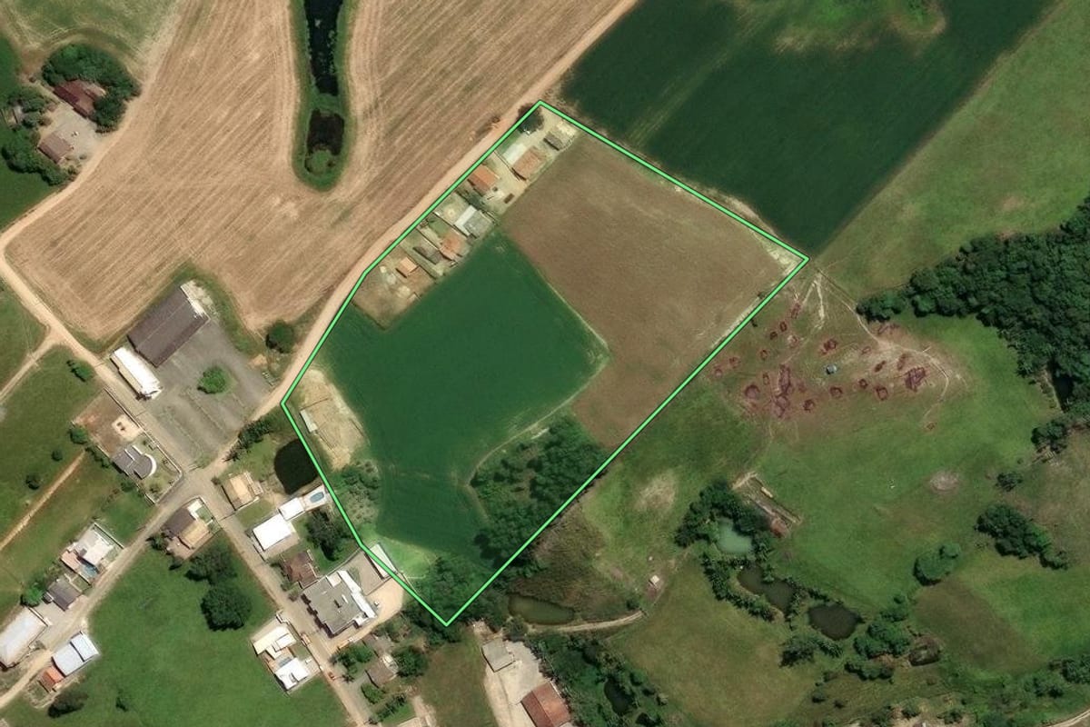 Imagem de satélite do imóvel rural em Treze de Maio (SC), com o contorno declarado no CAR desenhado por cima.