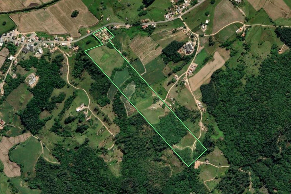 Imagem de satélite do imóvel rural em Treze de Maio (SC), com o contorno declarado no CAR desenhado por cima.