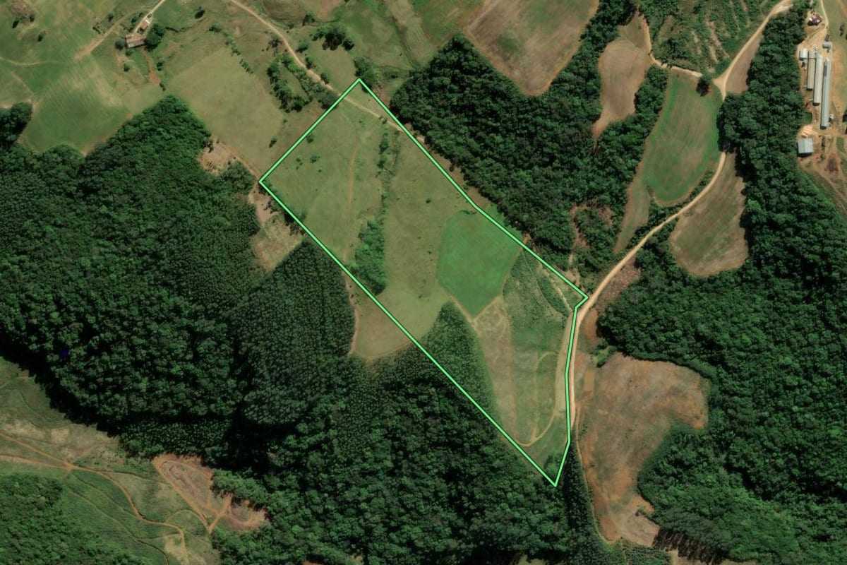 Imagem de satélite do imóvel rural em Treze de Maio (SC), com o contorno declarado no CAR desenhado por cima.