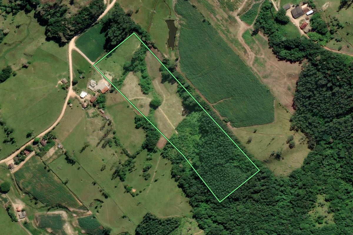 Imagem de satélite do imóvel rural em Treze de Maio (SC), com o contorno declarado no CAR desenhado por cima.