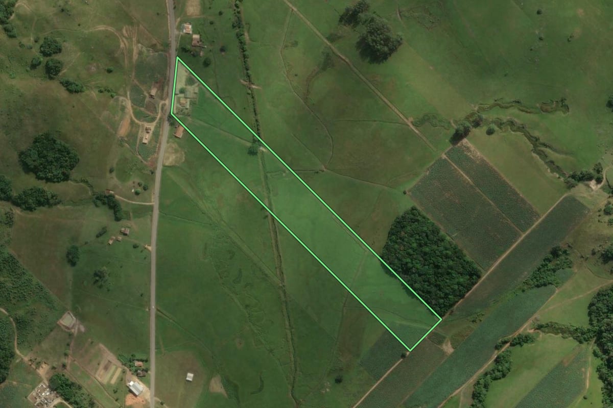 Imagem de satélite do imóvel rural em Treze de Maio (SC), com o contorno declarado no CAR desenhado por cima.