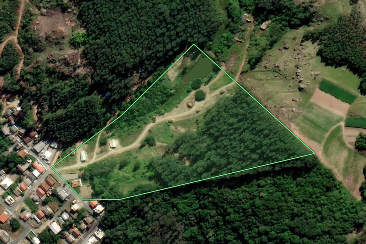 Imagem de satélite do imóvel rural em Treze de Maio (SC), com o contorno declarado no CAR desenhado por cima.