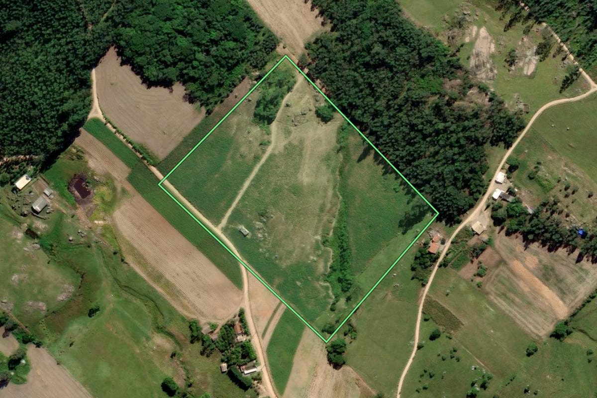 Imagem de satélite do imóvel rural em Treze de Maio (SC), com o contorno declarado no CAR desenhado por cima.