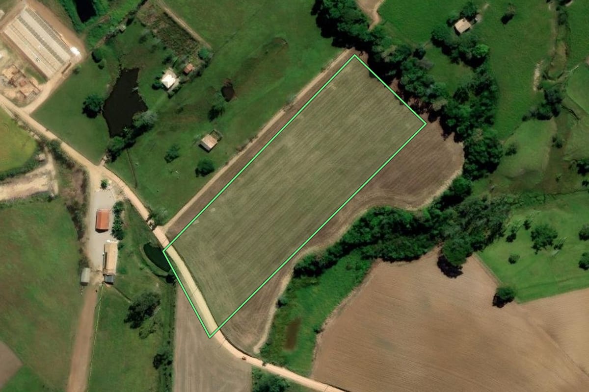 Imagem de satélite do imóvel rural em Treze de Maio (SC), com o contorno declarado no CAR desenhado por cima.