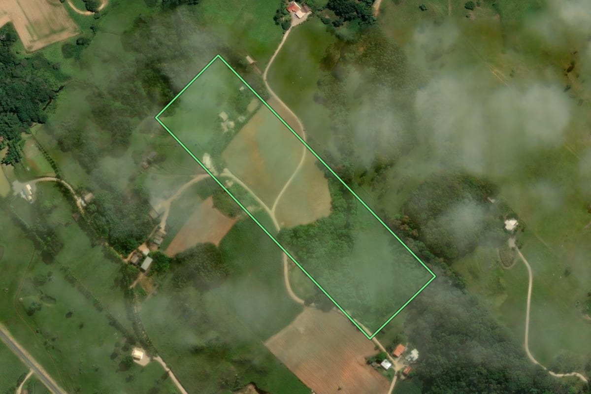 Imagem de satélite do imóvel rural em Treze de Maio (SC), com o contorno declarado no CAR desenhado por cima.