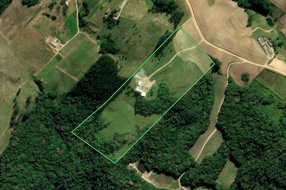 Imagem de satélite do imóvel rural em Treze de Maio (SC), com o contorno declarado no CAR desenhado por cima.