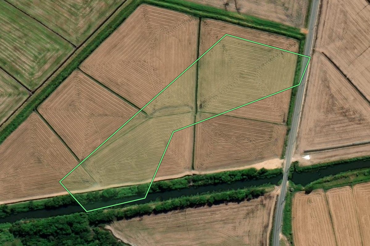 Imagem de satélite do imóvel rural em Treze de Maio (SC), com o contorno declarado no CAR desenhado por cima.