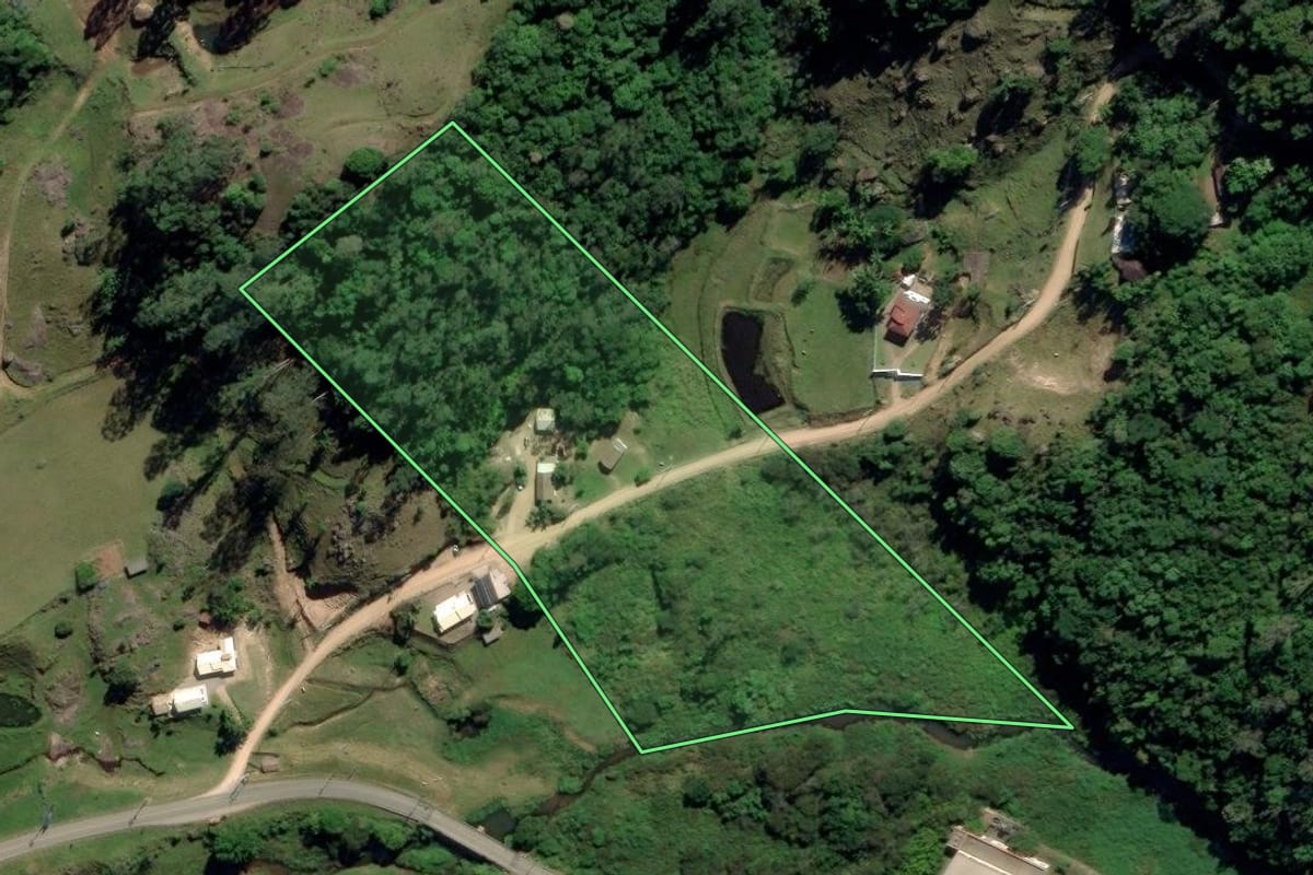Imagem de satélite do imóvel rural em Treze de Maio (SC), com o contorno declarado no CAR desenhado por cima.