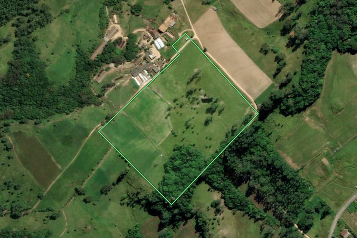 Imagem de satélite do imóvel rural em Treze de Maio (SC), com o contorno declarado no CAR desenhado por cima.