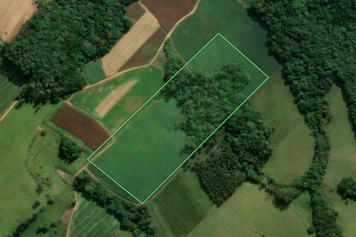 Imagem de satélite do imóvel rural em Treze de Maio (SC), com o contorno declarado no CAR desenhado por cima.