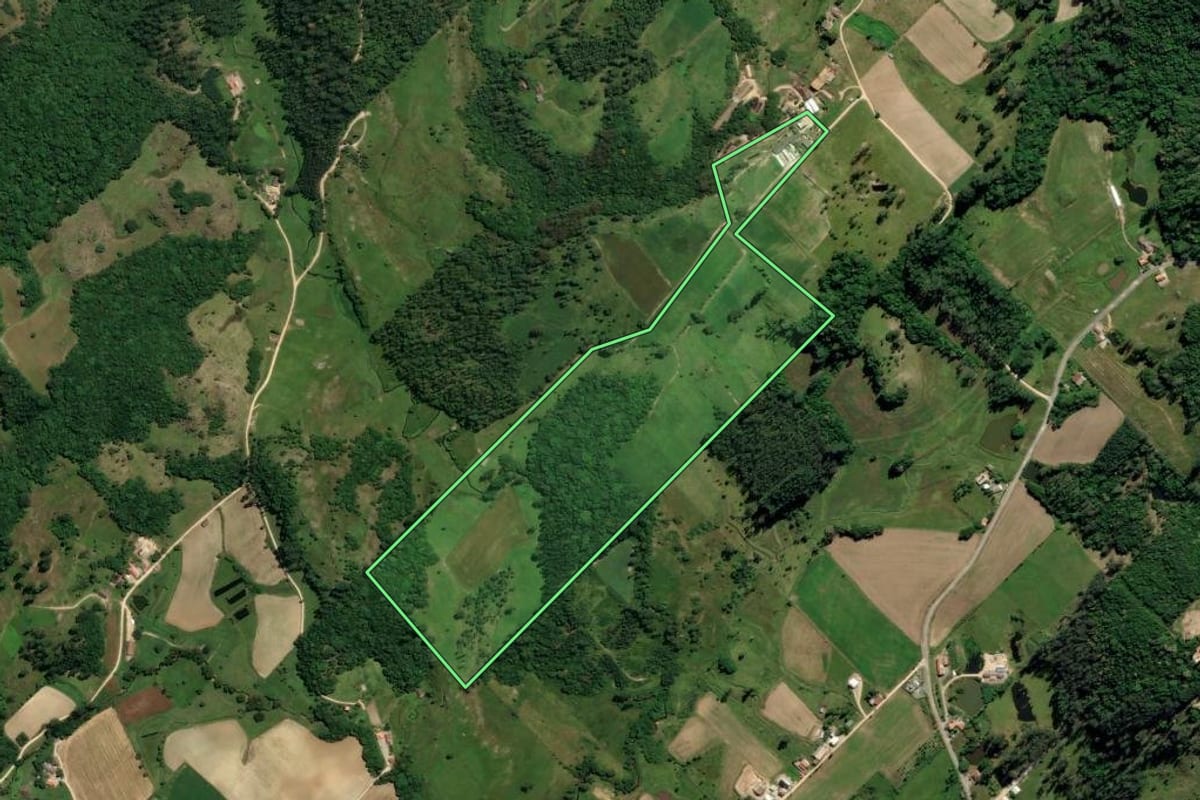 Imagem de satélite do imóvel rural em Treze de Maio (SC), com o contorno declarado no CAR desenhado por cima.