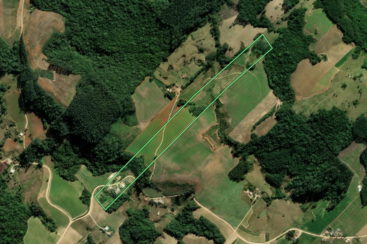 Imagem de satélite do imóvel rural em Treze de Maio (SC), com o contorno declarado no CAR desenhado por cima.