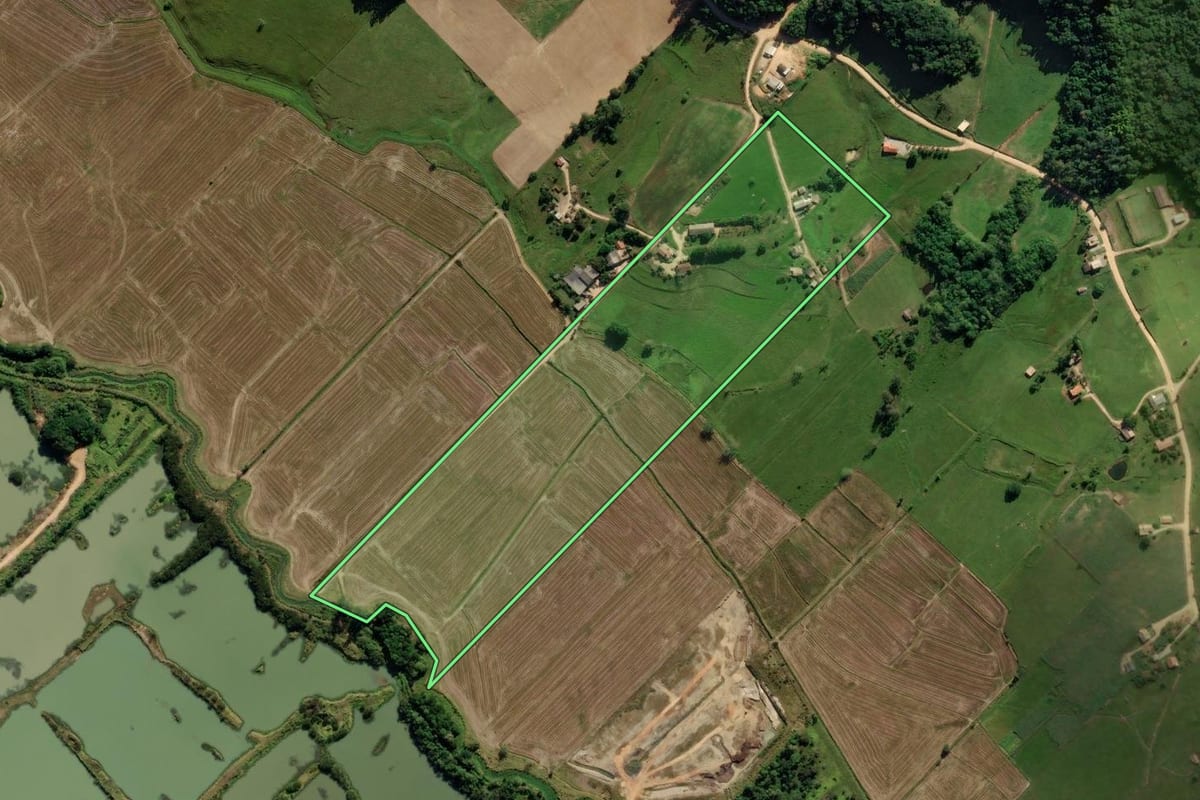 Imagem de satélite do imóvel rural em Treze de Maio (SC), com o contorno declarado no CAR desenhado por cima.