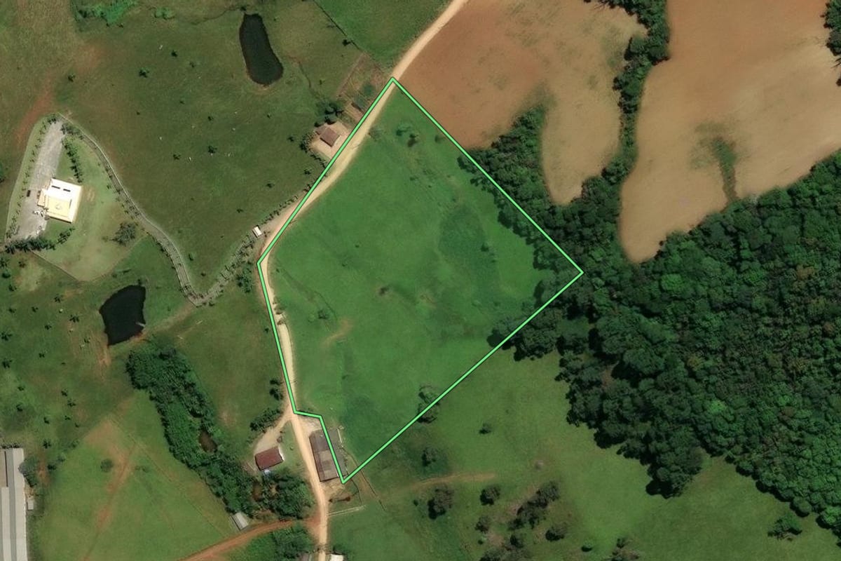 Imagem de satélite do imóvel rural em Treze de Maio (SC), com o contorno declarado no CAR desenhado por cima.