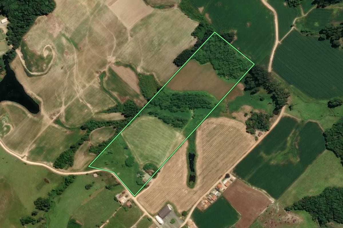 Imagem de satélite do imóvel rural em Treze de Maio (SC), com o contorno declarado no CAR desenhado por cima.