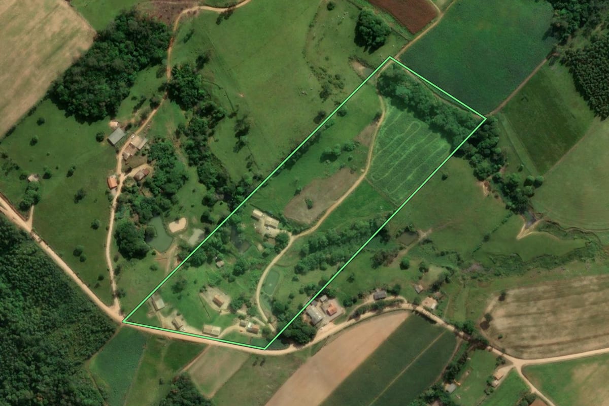 Imagem de satélite do imóvel rural em Treze de Maio (SC), com o contorno declarado no CAR desenhado por cima.