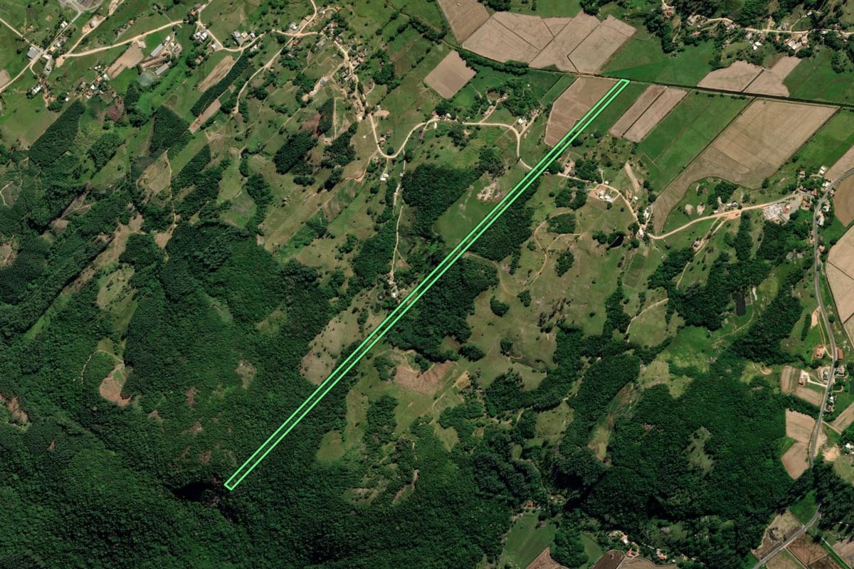 Imagem de satélite do imóvel rural em Treze de Maio (SC), com o contorno declarado no CAR desenhado por cima.