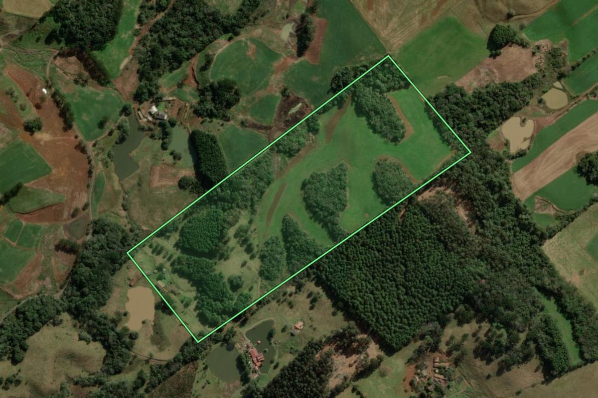 Imagem de satélite do imóvel rural em Treze Tílias (SC), com o contorno declarado no CAR desenhado por cima.
