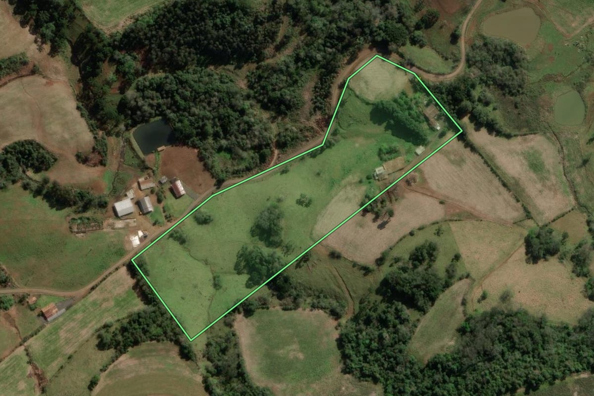 Imagem de satélite do imóvel rural em Treze Tílias (SC), com o contorno declarado no CAR desenhado por cima.