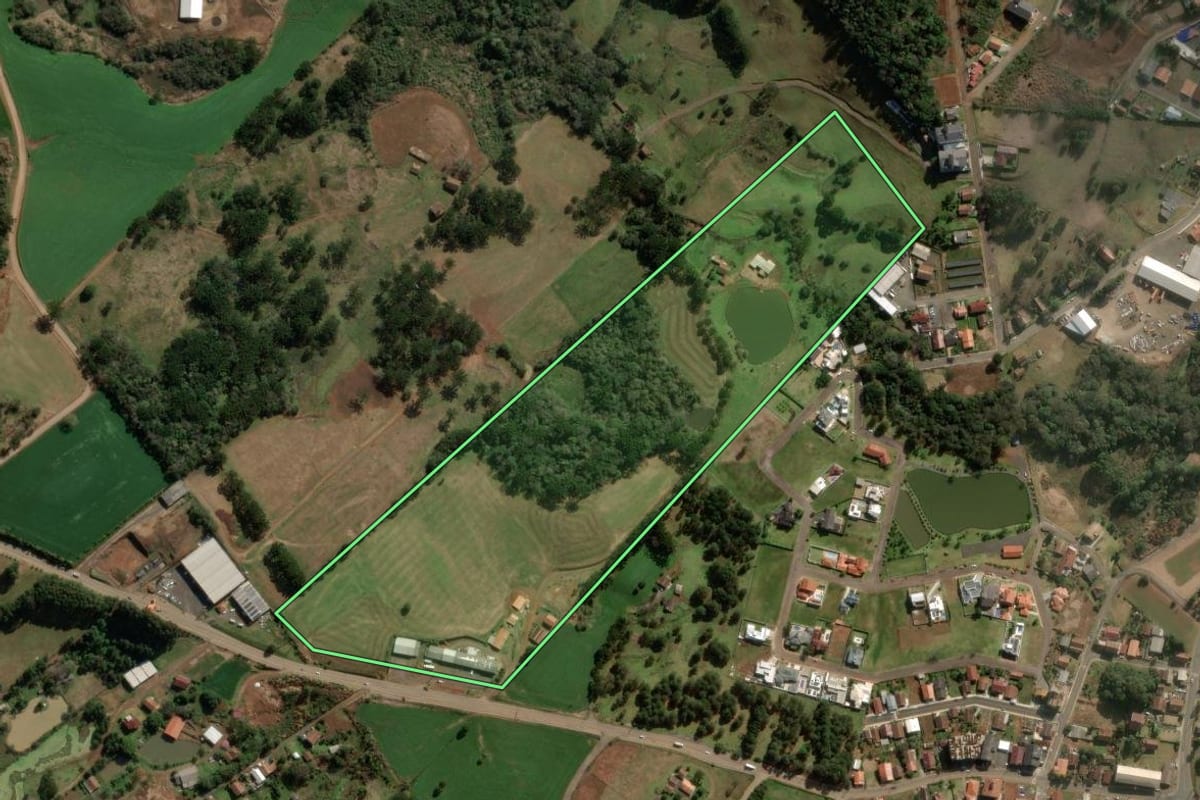 Imagem de satélite do imóvel rural em Treze Tílias (SC), com o contorno declarado no CAR desenhado por cima.